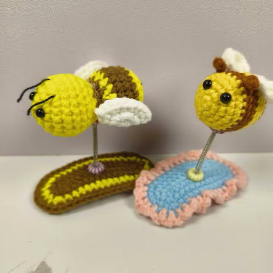 Handmade Crochet Wobbly Bee Hair Clip, Spring Shaking Knitted Bee Barrettes, Cute Amigurumi Animal Hair Accessory for Adults