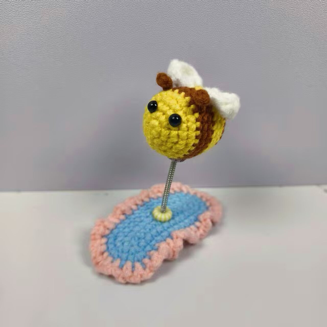 Handmade Crochet Wobbly Bee Hair Clip, Spring Shaking Knitted Bee Barrettes, Cute Amigurumi Animal Hair Accessory for Adults