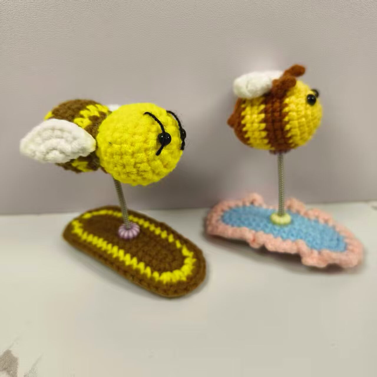 Handmade Crochet Wobbly Bee Hair Clip, Spring Shaking Knitted Bee Barrettes, Cute Amigurumi Animal Hair Accessory for Adults